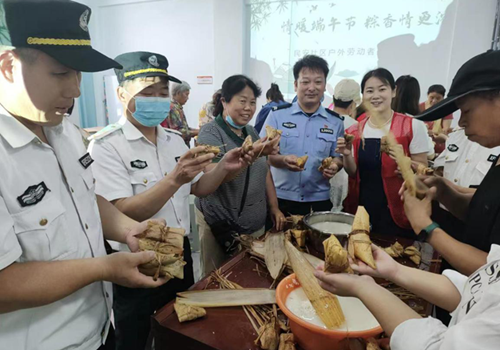 上街区济源路街道：开展“情暖端午节 粽香情更浓”包粽子活动