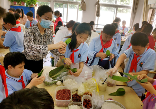 外国语小学场馆课程：“传统文化进校园”之“情系端午粽飘香，慰问老人暖人心”