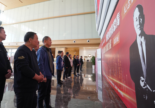 庆祝第24个记者节 “致敬穆青”纪念展在郑州报业集团举行