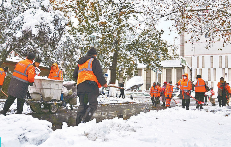 城管部门出动2万余人除雪保畅通  所有路段均已进行除雪撒布工作