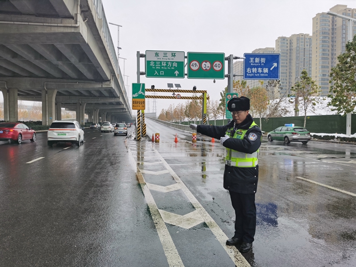 郑州交警发布出行提示：路面结冰，减速慢行