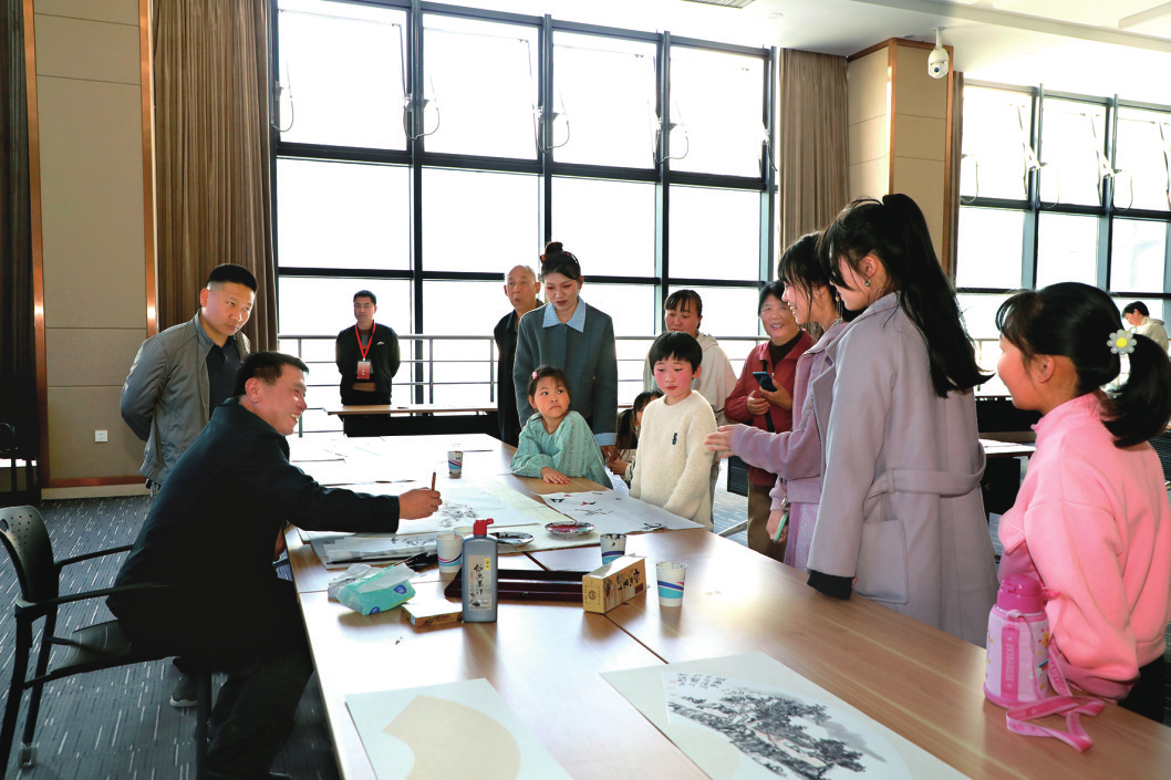 走进郑州考古博物馆里体验“墨趣丹青” 跟着名家学国画