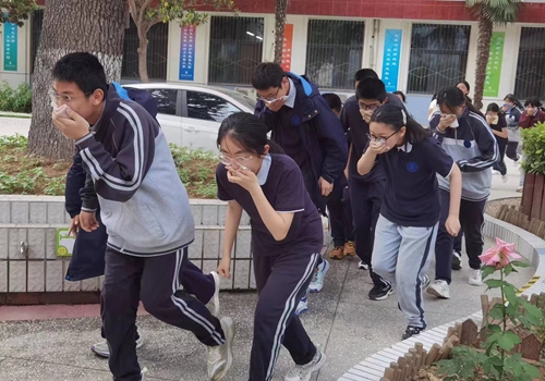郑州市第二初级中学组织师生进行消防应急疏散演练活动