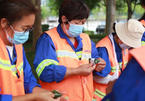 东越市政开展“浓情粽意”端午节活动