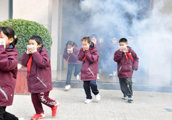 消防疏散实战演练 黄河路第一小学筑牢安全防火线